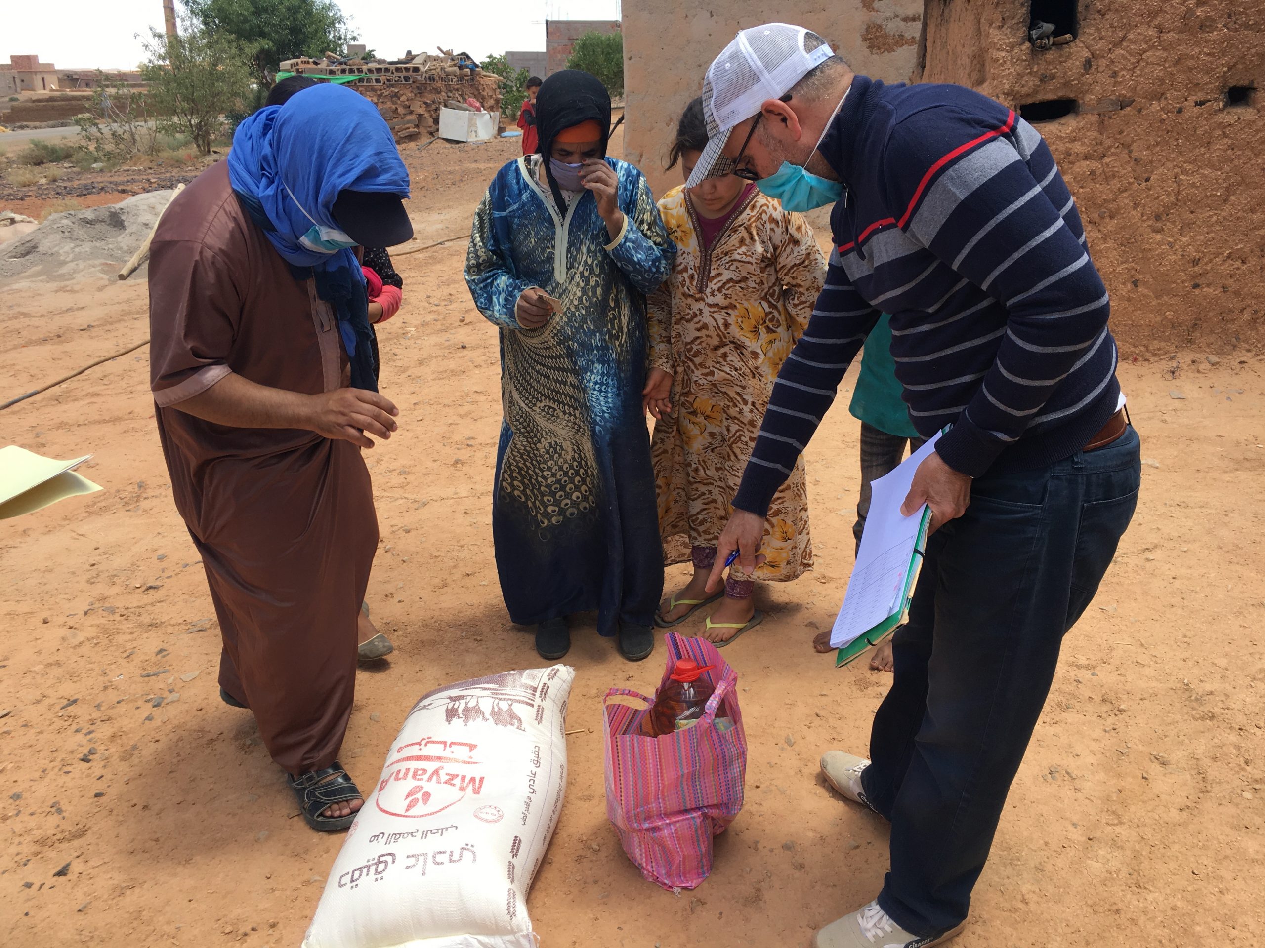 Lancement de l’opération « tous avec les démunis » par la distribution de  l’alimentation aux populations démunies dans les ksour de la collectivité territoriale  de Ferkle El Oulia